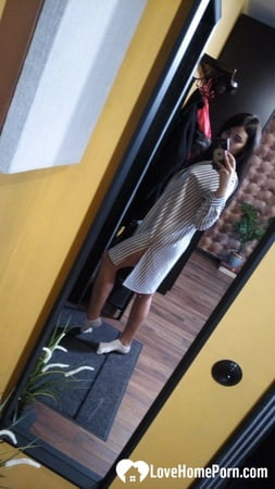 babe plays with her pussy while taking nudes         