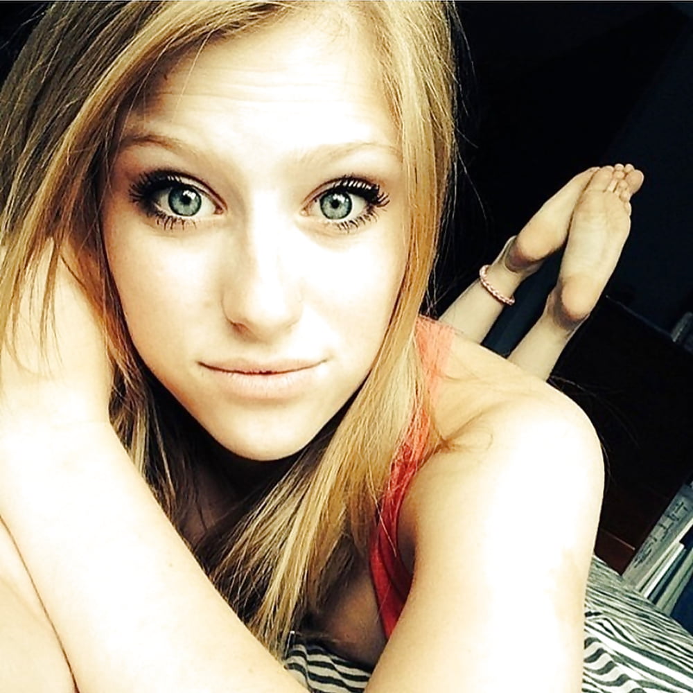 Porn image selfshot girls feet pose!!!