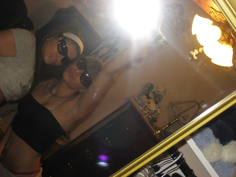 Porn image Slut posiert vorm Spiegel