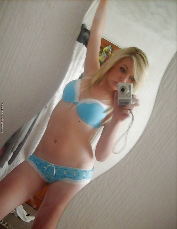 Porn image Le strip d'une blonde