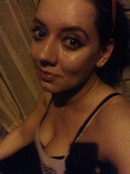 Young mum from Lichfield gets naked - 38 Photos 