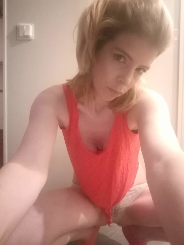 Amateur blonde showing pussy - 7 Photos 