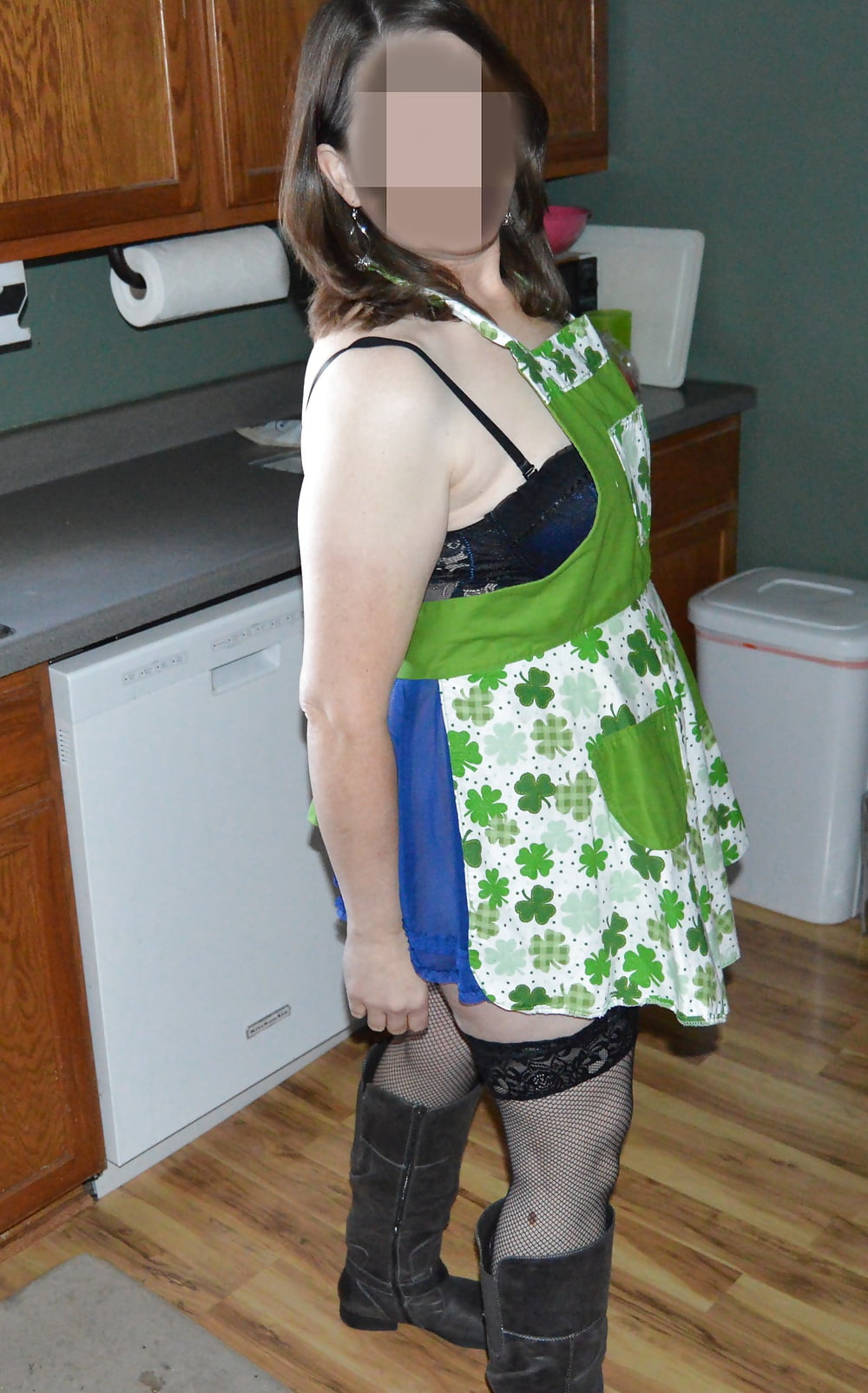 Porn image Sexy Mormon MILF in the kitchen