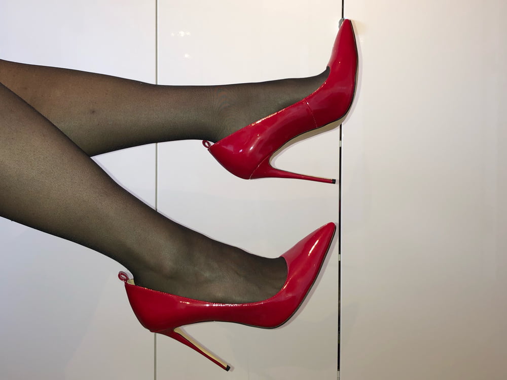 Hot sexy Bitch in black Panthyhose and red High Heels - 14 Photos 