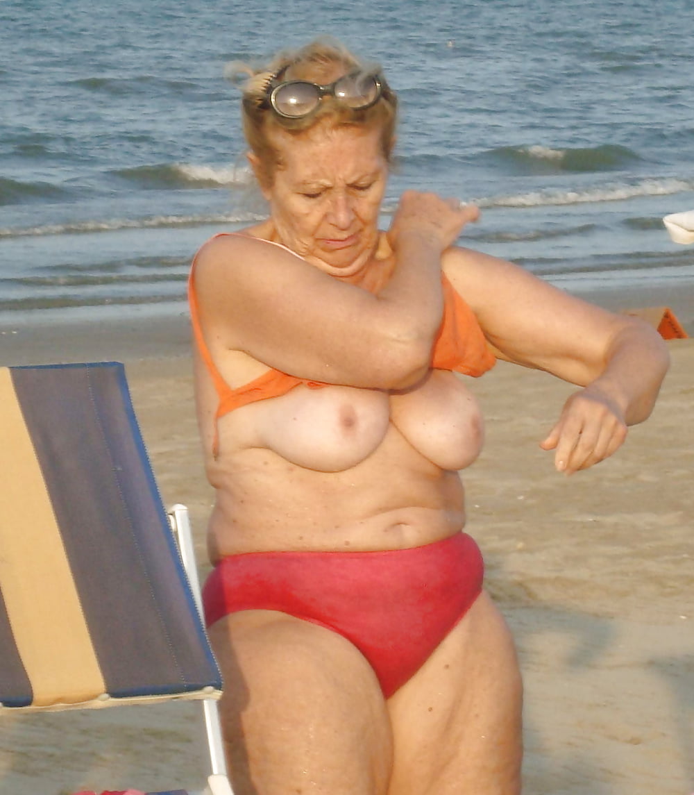 видео голая бабушка на пляже фото 64