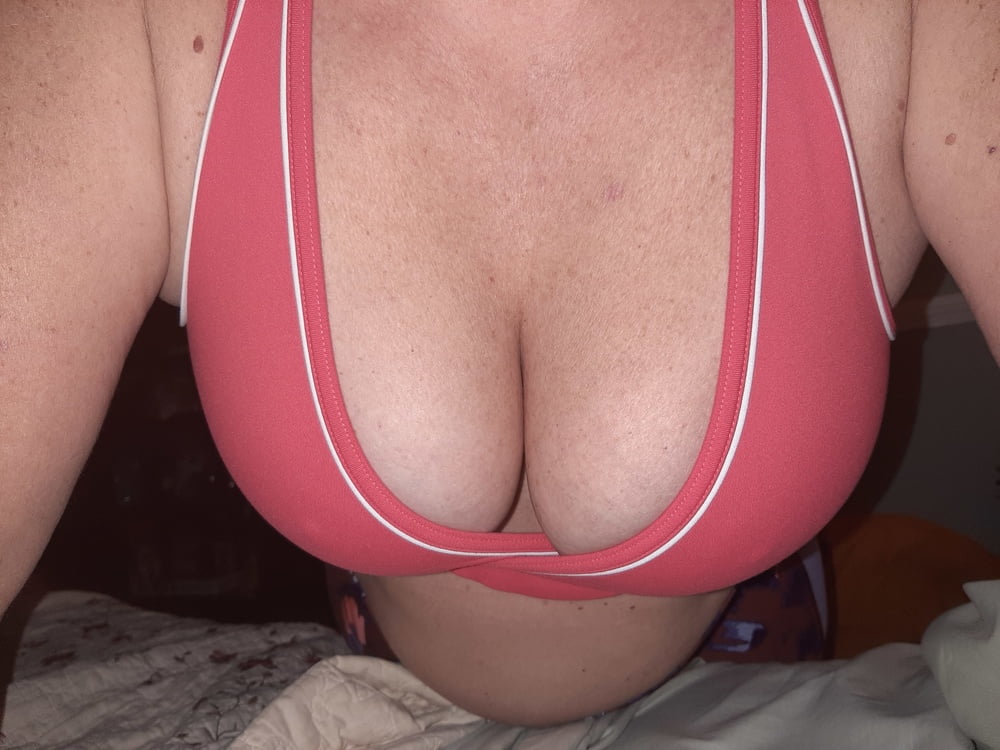 Wife's tits in & out of sports bra - 10 Photos 