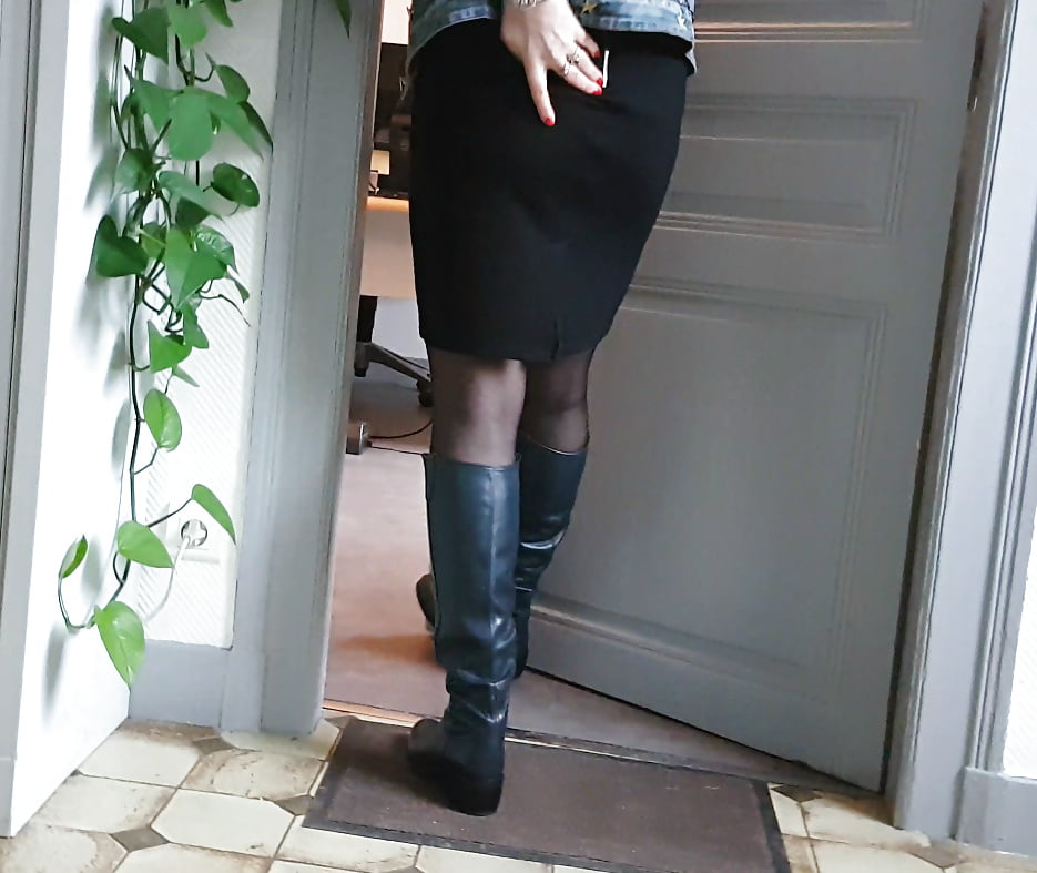 Porn image Candid legs and feet