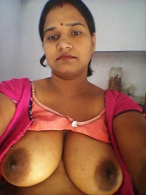 Tamil Aunty Big Boobs Show While Cleaning House