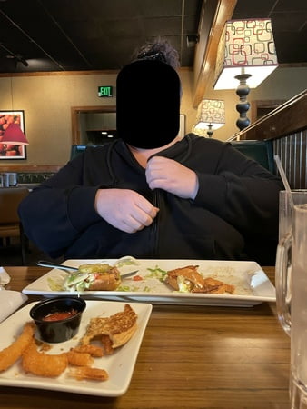 newondoncouple flashing tits at ruby tuesday         