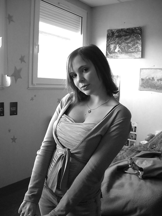 Porn image Elle merite quoi cette sainte-nitouche salope ??