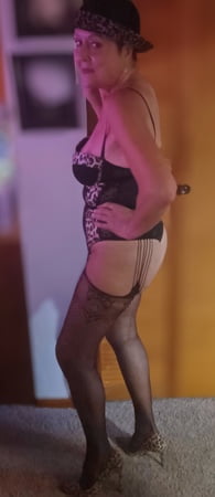 check out my new cougar lingerie stockings and pumps         