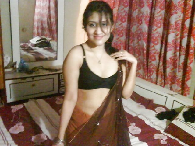 Porn image indian girl in her bra showing cleavage boobs and pussy
