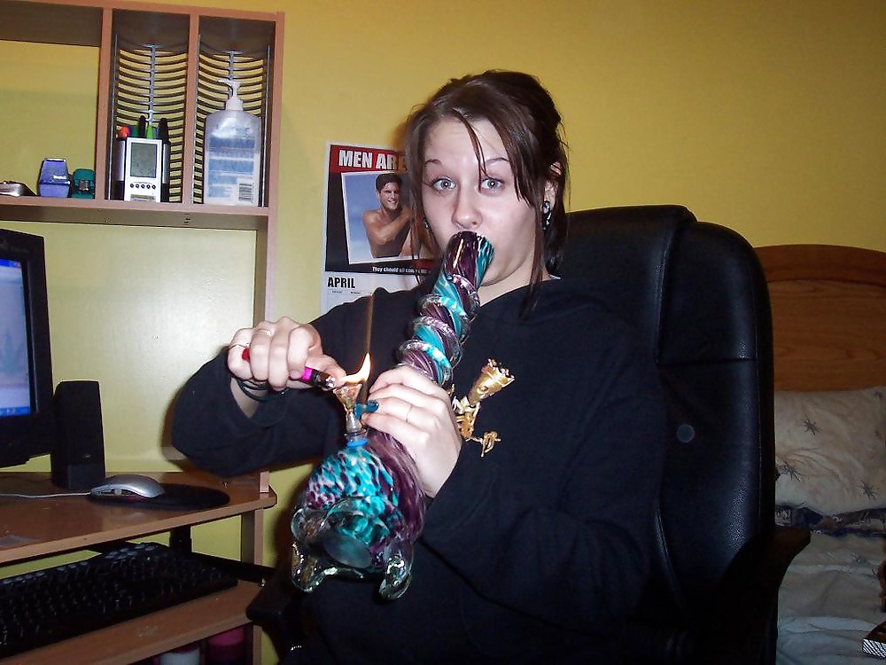 Porn image SingleStonerBabe From JoinUnTrue.com