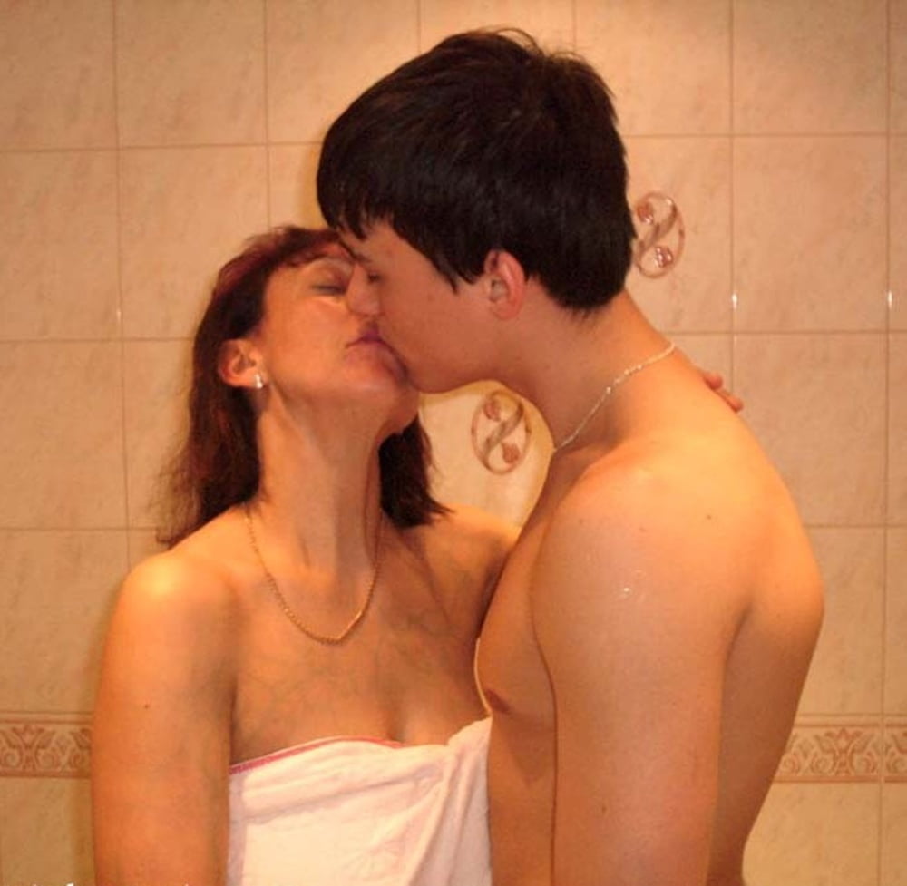 Amanda - with youg lover in the bathroom - 48 Photos 