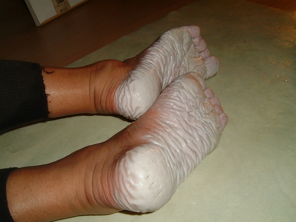 Porn image Bianca's wet wrinkled feet