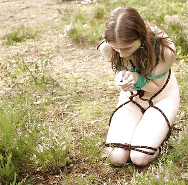 Porn image les jeunes salopes attachees