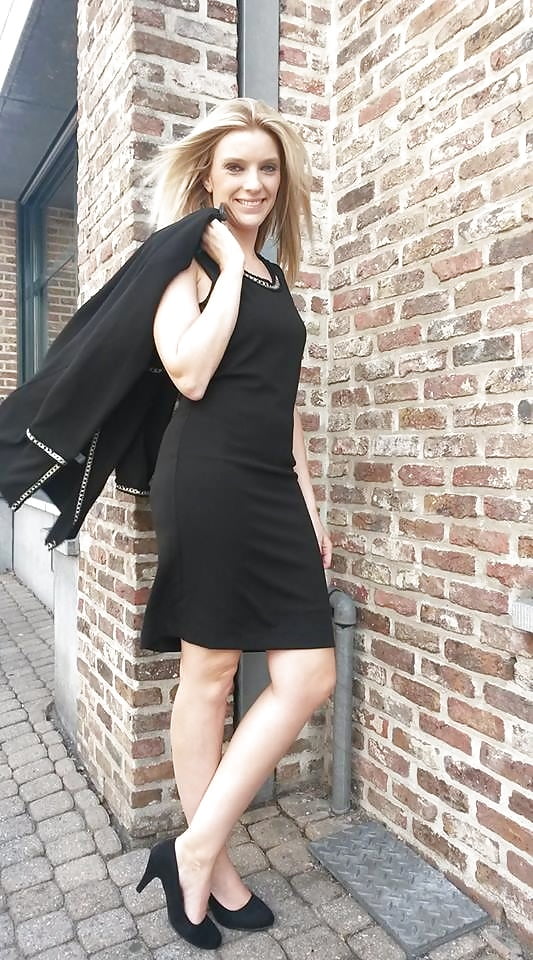 Nena rubia holandesa caliente caliente en nylon y vestido corto