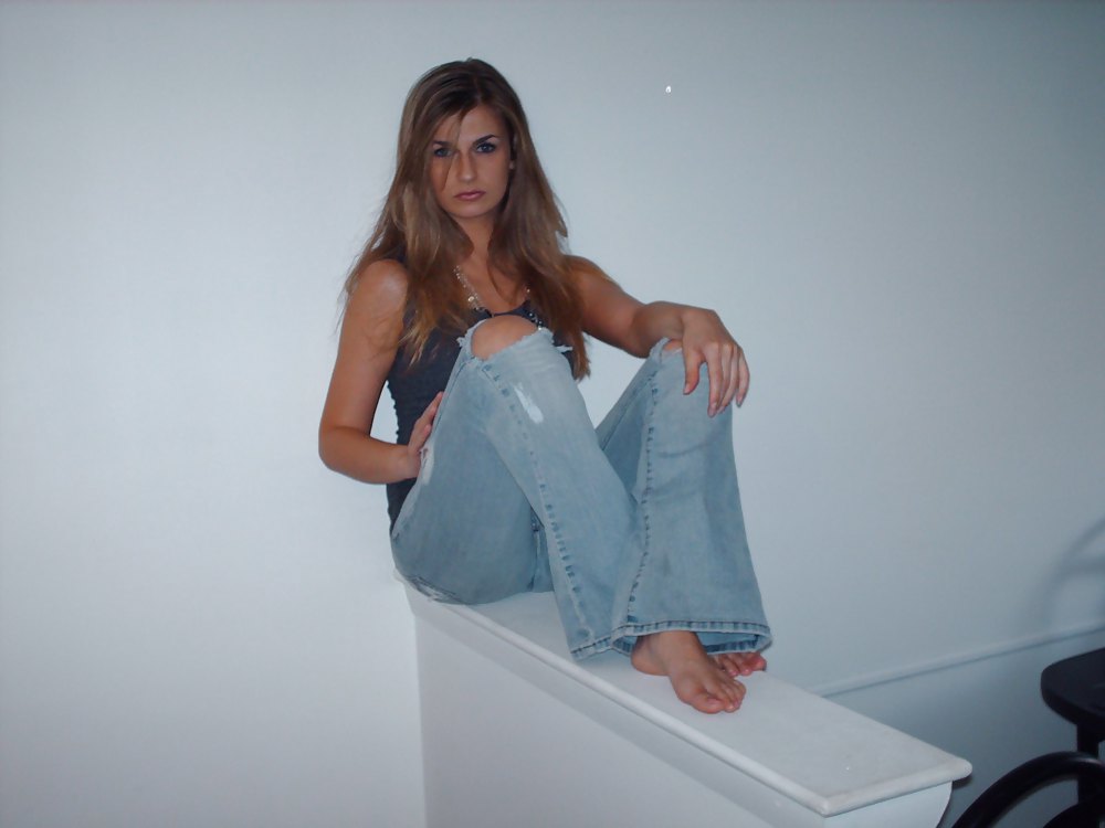 Porn image Amanda Ripped Jeans & Barefoot # 1
