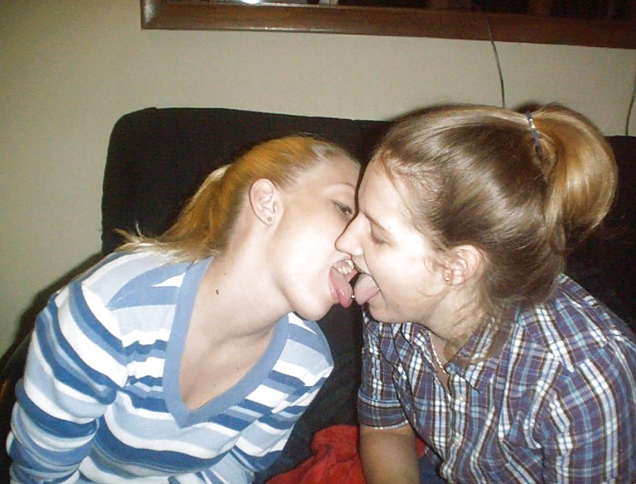 Porn image Kissing Girls