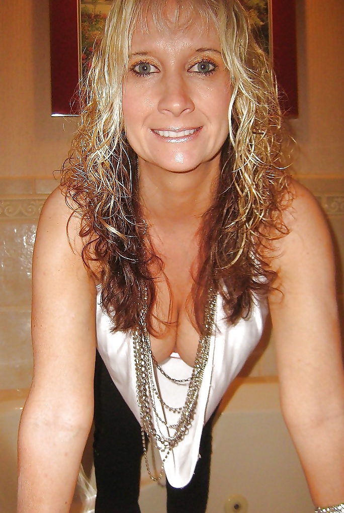 Porn image TITS & NIPS TEASE - Deep cleavages, see-throughs, pokies 1