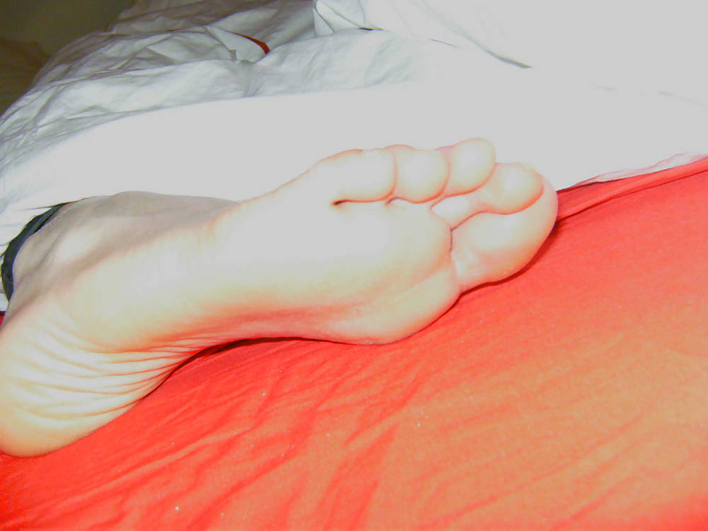Porn image BB 's Feet 2012 - Foot Model with long toes, slender feet