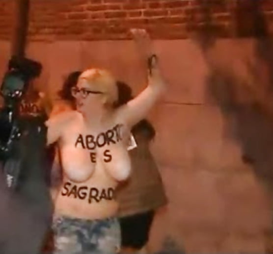 Porn image Femen big-titted fight (La lucha tetuda de Femen)