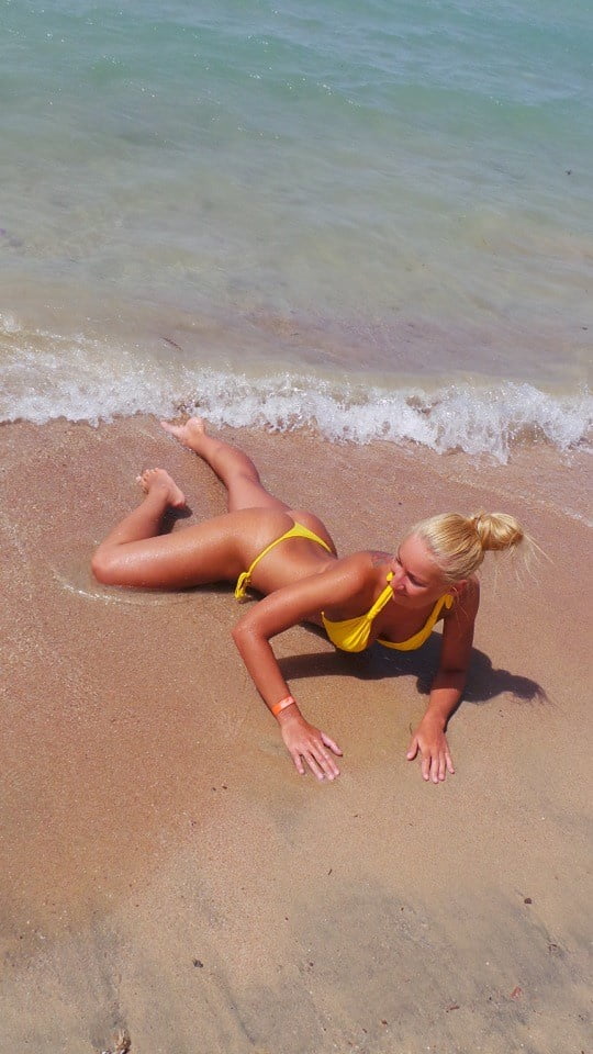 Hot amateur blonde bikini girl - 87 Pics