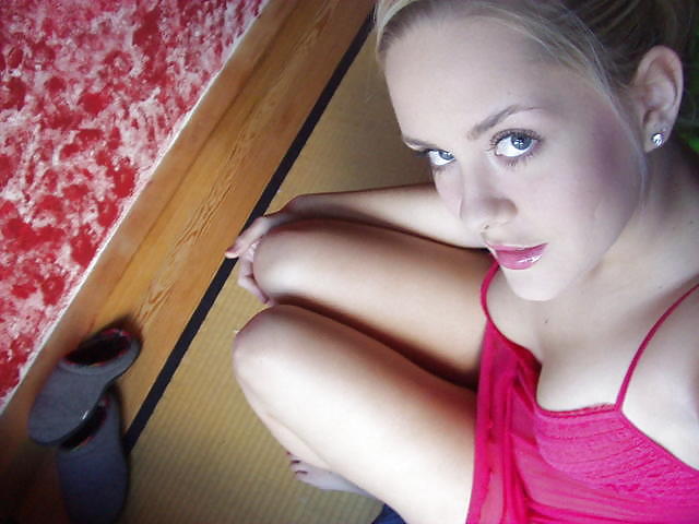 Porn image self shot d'une blonde avec une vraie tete de salope
