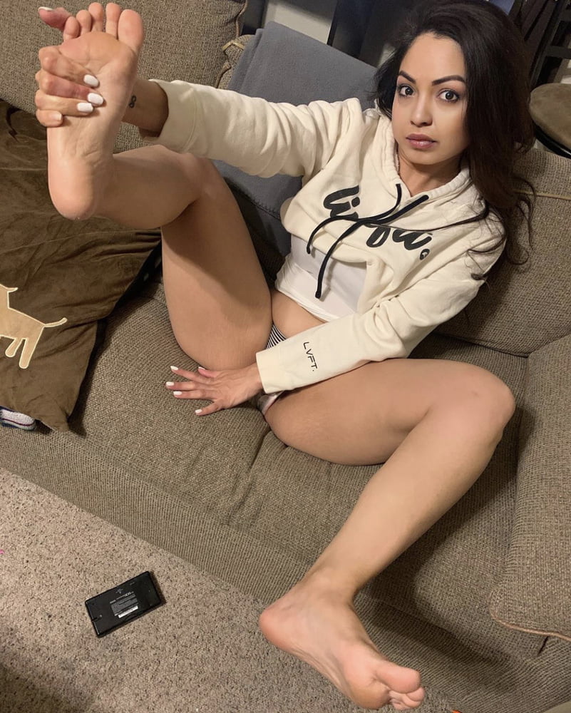 Sexy Latina I want to Fuck (Milf, Feet, Barefoot, Insta) - 122 Photos 