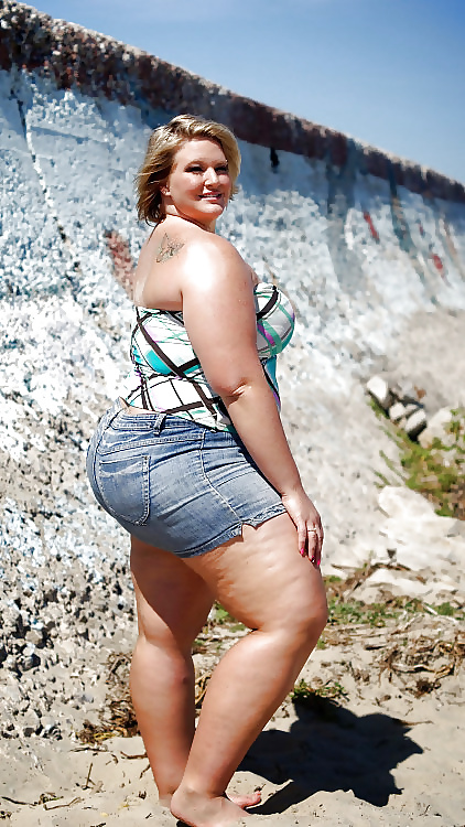 Chubby outdoor woman big booty