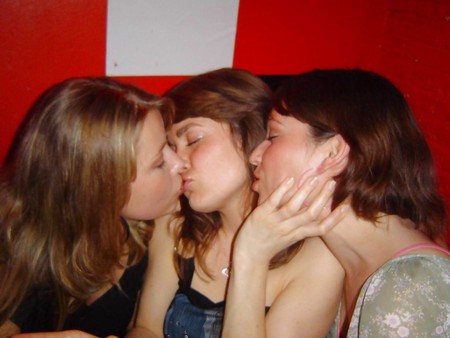 GIRLS KISSING GIRLS 9