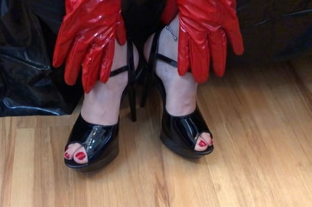 high heel sandals and leggings         