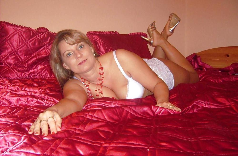 Porn image Wife poses on bed
