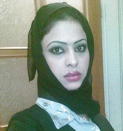 Porn image Non-porno Arab girl, with or without hijab  II