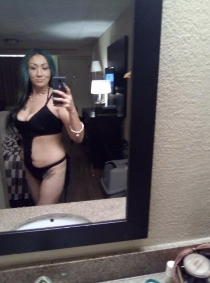 Florida Motel Whore Showing Off Used Pussy - 6 Photos 