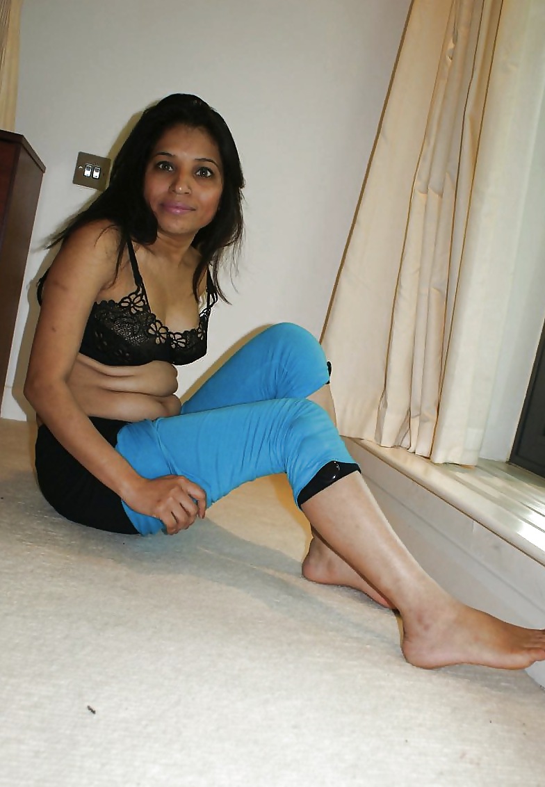 Porn image UK Indian slut Striptease
