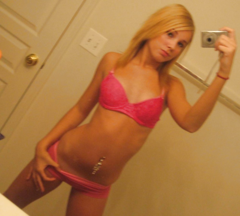 Porn image Blonde Teen Selfshot