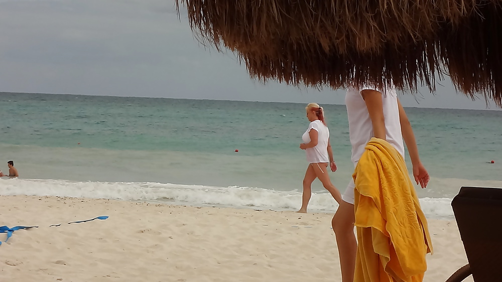 Porn image Rubia tetona en la playa de Mexico