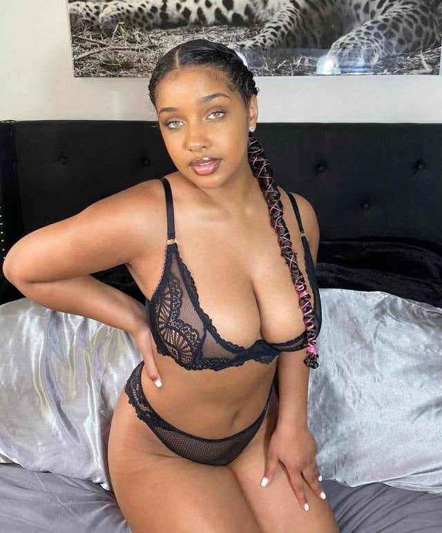 Corie Rayvon - 22 Photos 