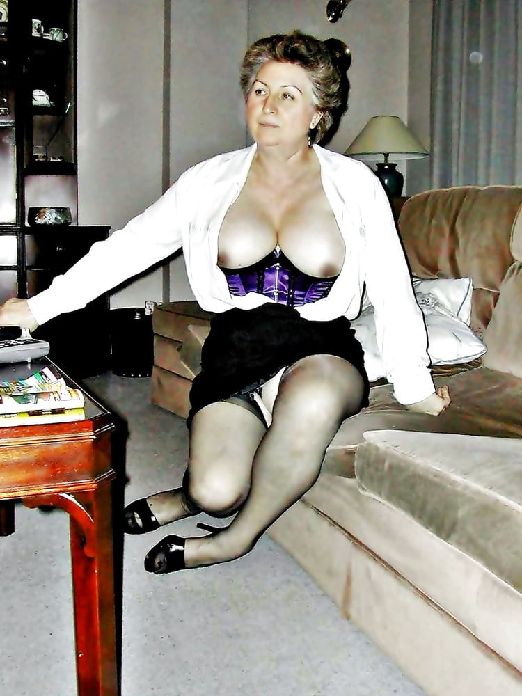 Naughty granny gets naked at home - 30 Photos 