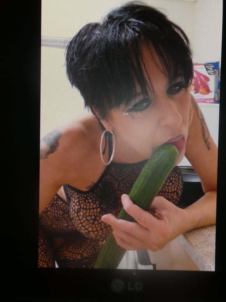 Tiffany Morriss plays with a cucumber - 8 Photos 