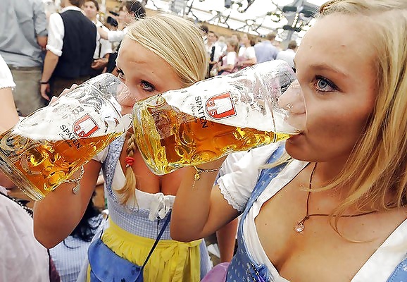 Porn image Frauen und Bier, Frauen im Dirndl - Lebe das Oktoberfest!