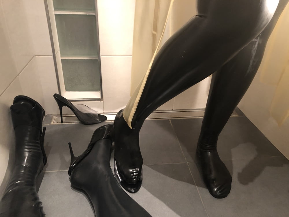 Latex in Shower - 18 Photos 