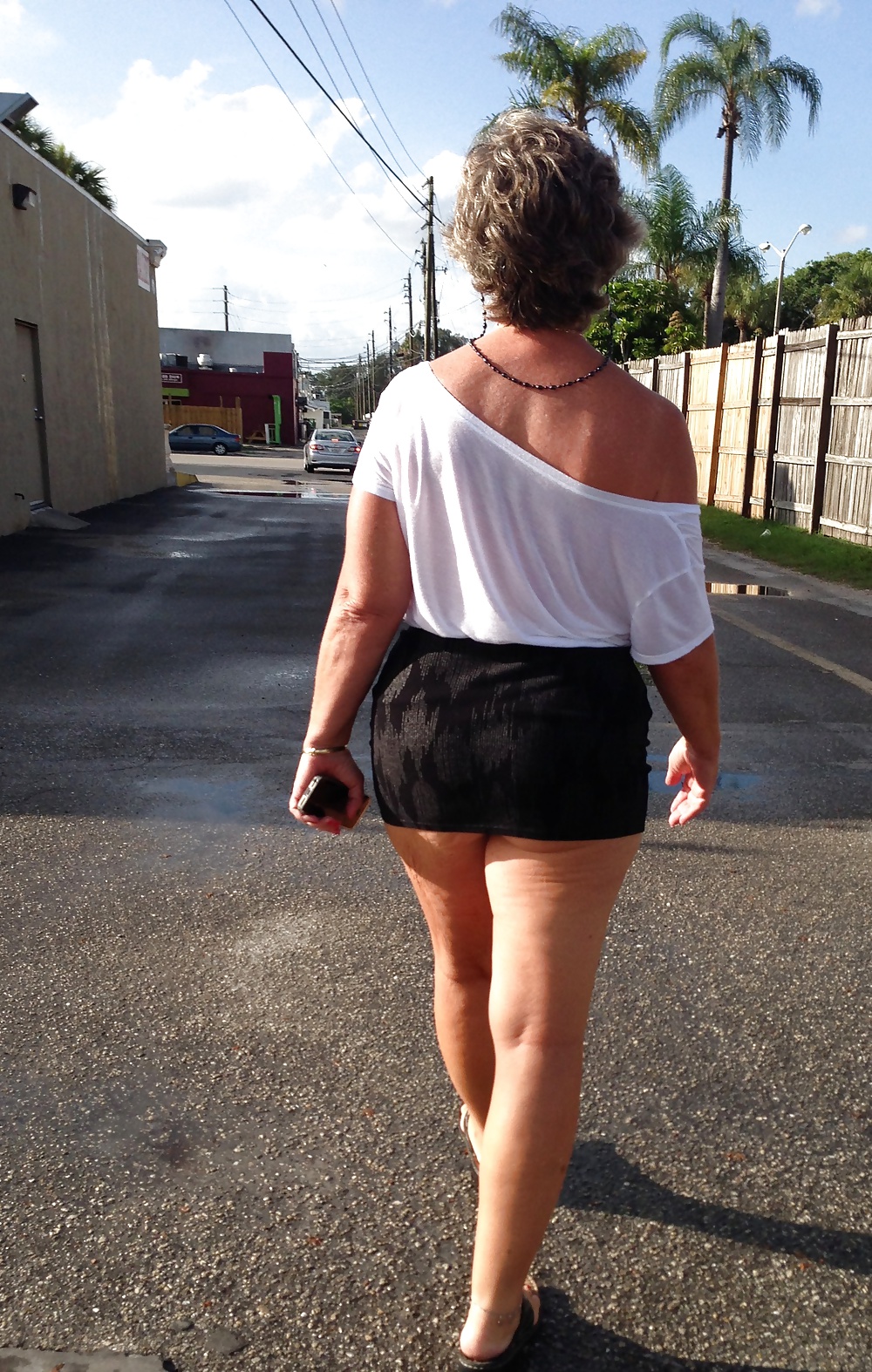 Porn image She will show you her body...just ask!