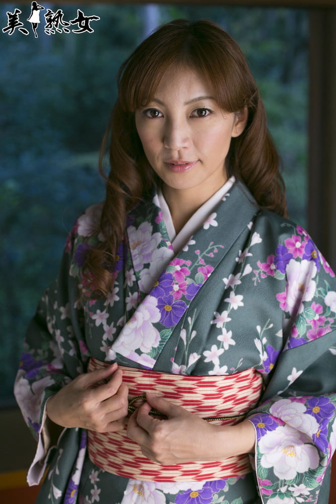 See And Save As Gorgeous Japanese Milf Ryo Hitomi Strips Off Her Kimono Porn Pict