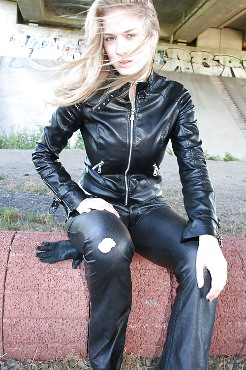 Porn image Sara in leather pants