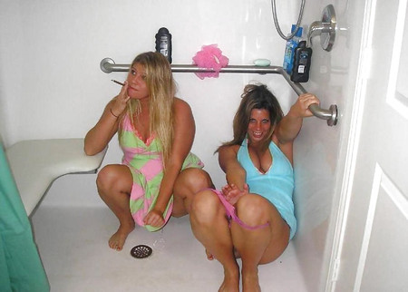 Girls on Toilette 3