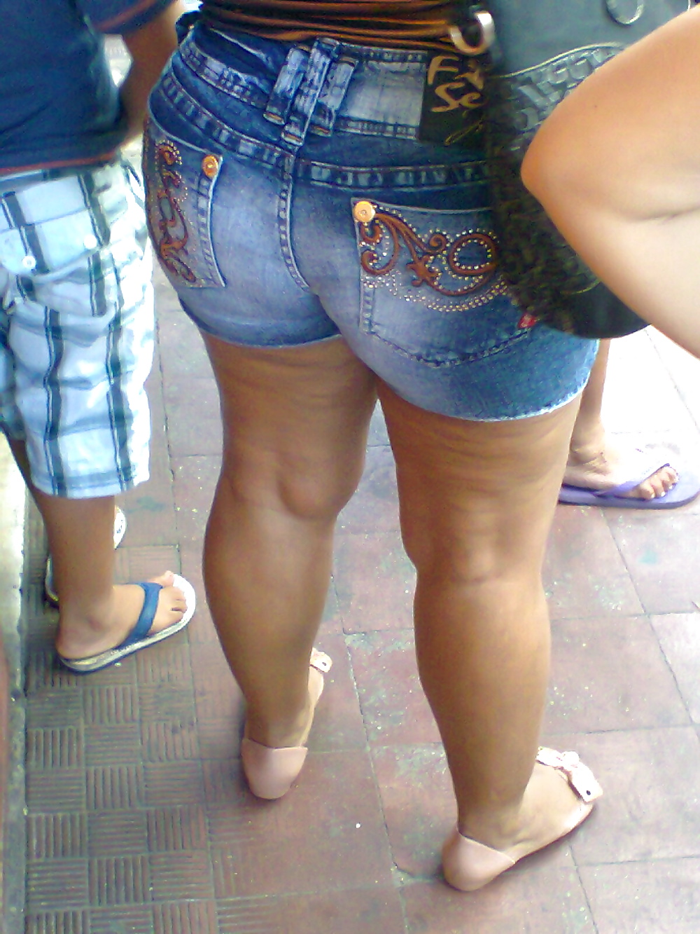 Porn image Duas rabudas na parada de onibus