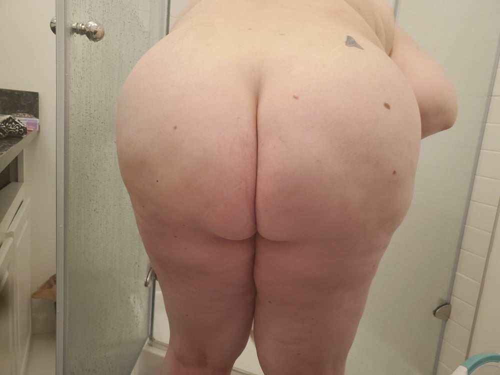 BBW wife in and out of the shower- 16 Photos 