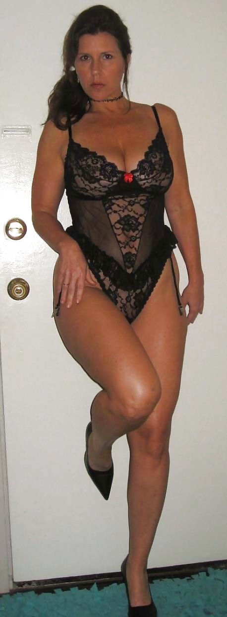 Porn image What would you do to this MILF?